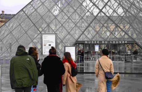 巴黎卢浮宫重新开放，馆方门票拒收现金
