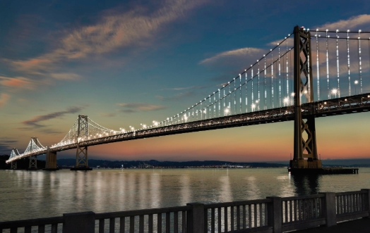 旧金山海湾大桥为所有新冠疫情逝者亮灯