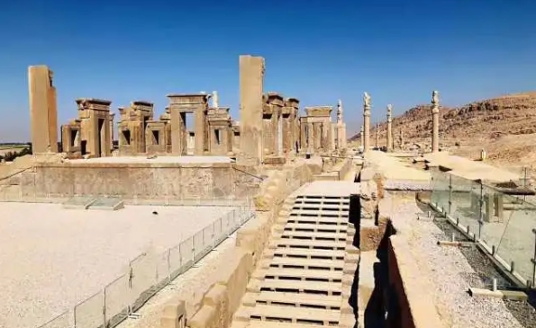 伊朗有座2500多年的首都，曾规模庞大富甲一方，如今残垣断壁