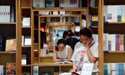 白岩松、敬一丹等名人“直播带店” 能挽救书店吗？