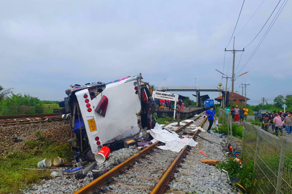 【追踪报道】泰国中部火车与巴士相撞已致20死30伤