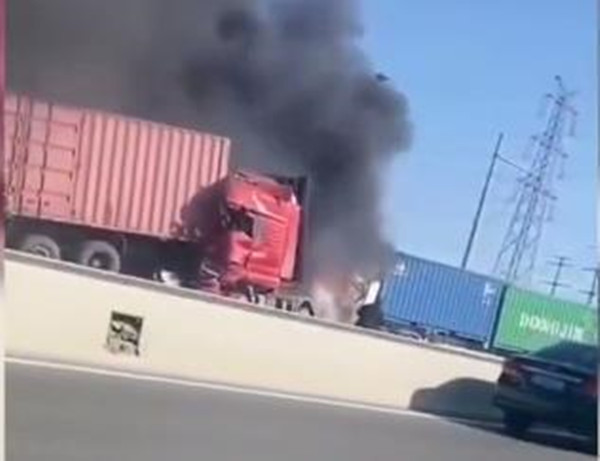 有片 | 上海6辆集装箱卡车相撞 当场起火一人被困车内