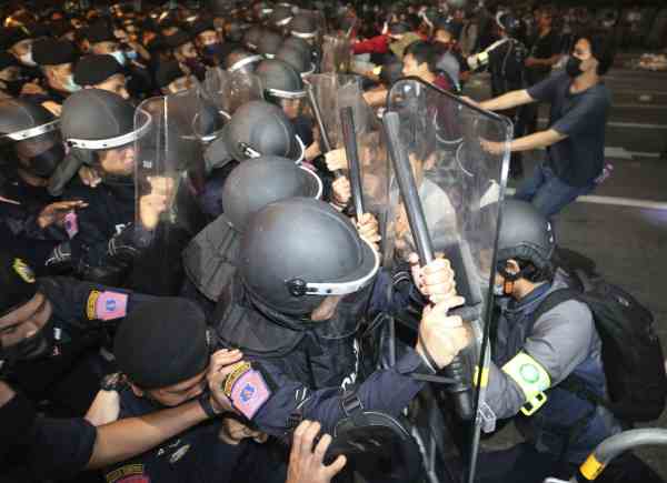 反政府示威升級 警方清場拉人 曼谷進入緊急狀態 