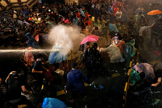 曼谷數千人續上街 防暴警用水砲驅散