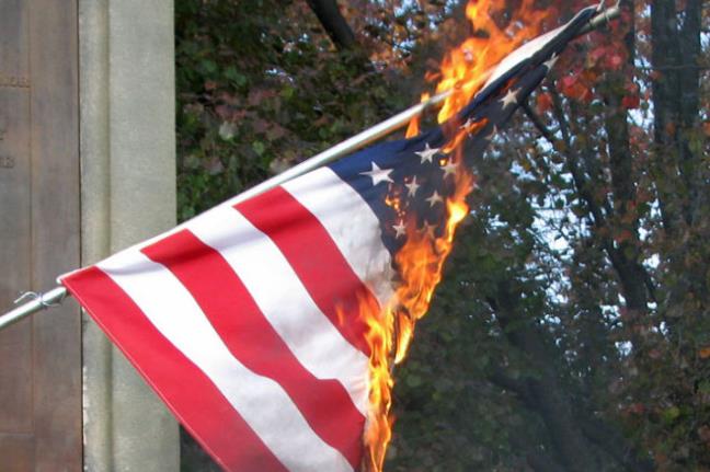 美示威者當街焚燒星條旗：又跳又叫 還拿起「心臟」大口喝血