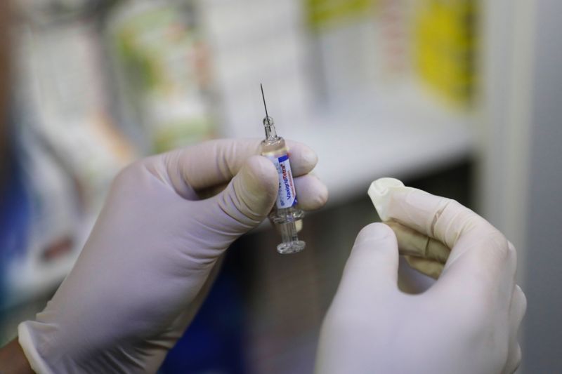 英國啟動爭議性疫苗試驗 上千人將主動感染新冠病毒