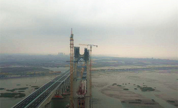 中國首座高鐵無砟軌道跨海斜拉橋主塔順利封頂