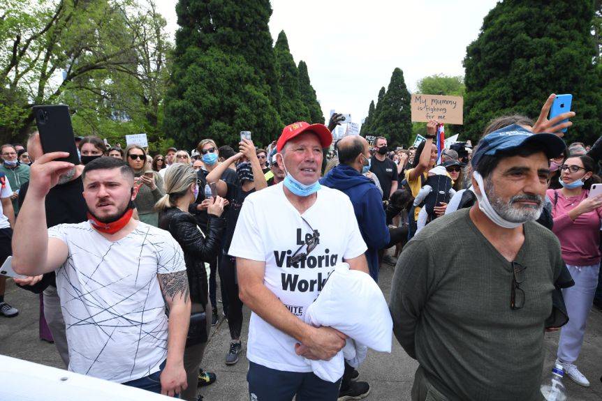 澳大利亞街頭爆發混戰：200多抗議者不戴口罩與警察打成一團
