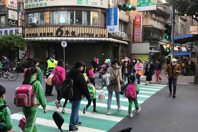 高中小学開學日 永和警執行護童勤務