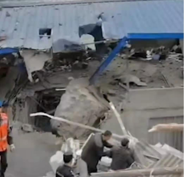 四川峨邊縣巨石滾落砸毀多間民房 3人受傷