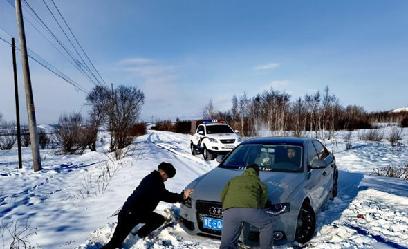 內蒙古額爾古納連降暴雪 邊防民警-30℃開展救援