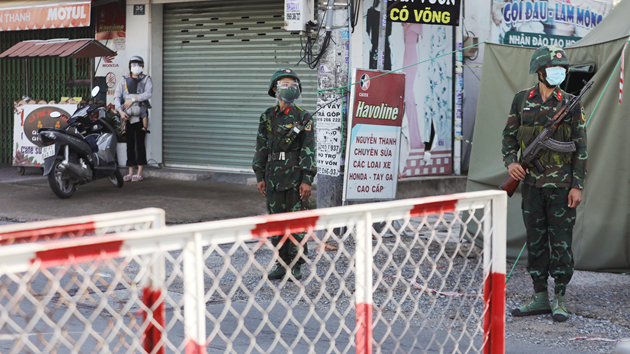 越南疫情升溫 胡志明市封鎖軍隊部署街頭