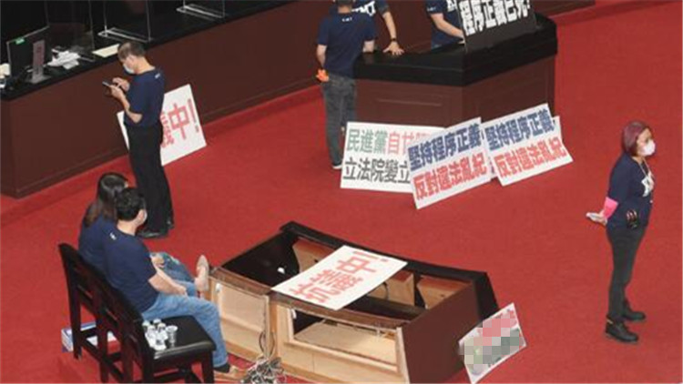 台灣政壇再現混戰：藍委高喊口號推倒備詢台