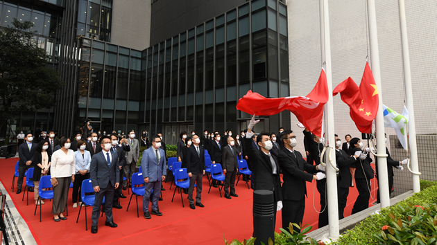 有片 | 香港都會大學舉行升旗禮賀國慶72周年