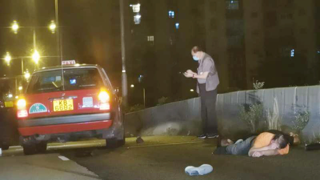 美孚新邨對開橋面突走出路面 2男遭的士撞傷1人昏迷