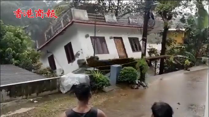 有片 | 印度洪水泛濫 民眾目睹整棟房屋被洪水沖走
