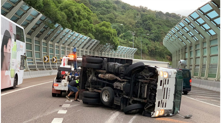 屯門公路近麗城花園一貨車翻側　司機受傷送院