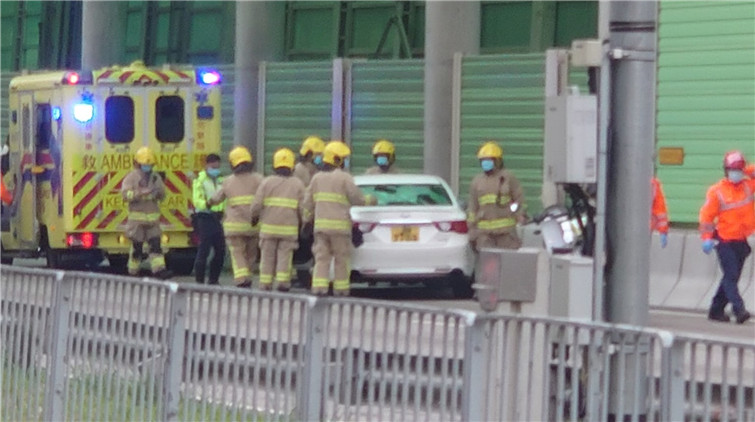 屯門公路一私家車自炒 司機被困一度昏迷