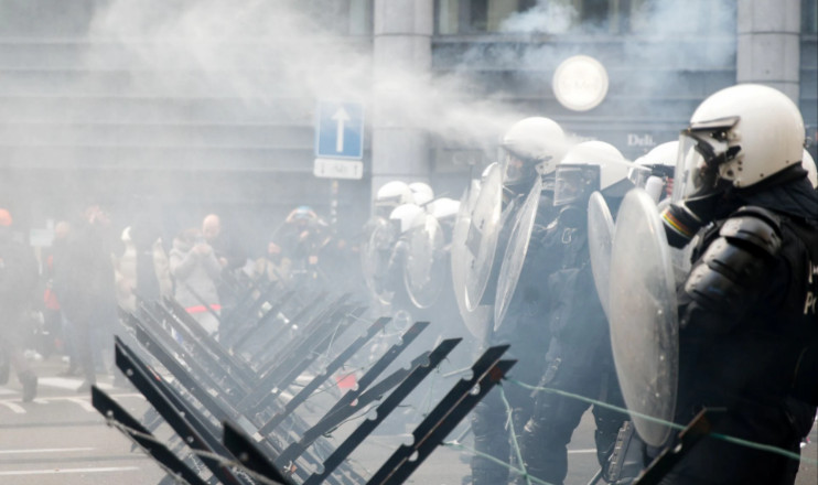 布魯塞爾遊行變衝突 警出動水炮及催淚瓦斯驅散