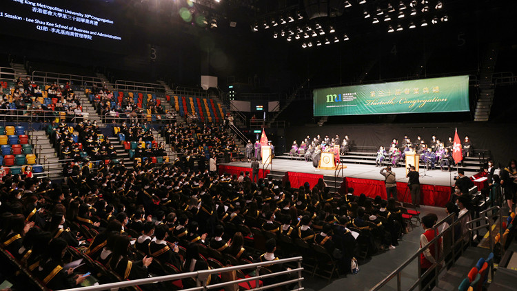 都大舉行第30屆畢業典禮  頒授學位予7000畢業生