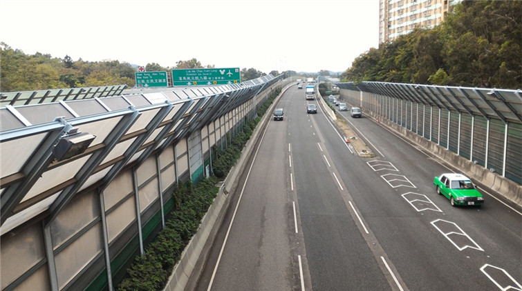 落馬洲私家車遭撞翻 肇事貨車逃去