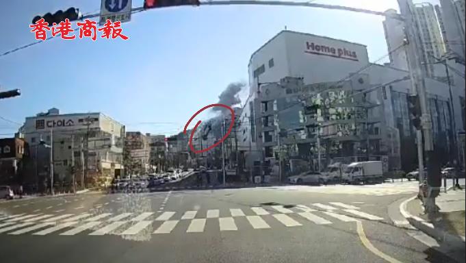 有片 | 韓國一出租車衝出5樓停車場墜毀 起火後燒到僅剩骨架