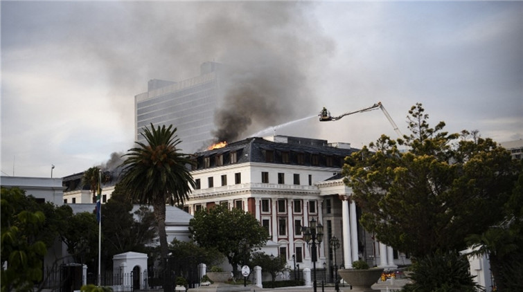【追蹤報道】南非議會建築群大火未救熄 復燃並再度轉猛