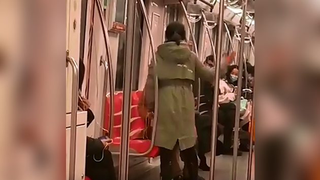 內地一男子在地鐵猥褻女性被狂扇耳光 警方通報