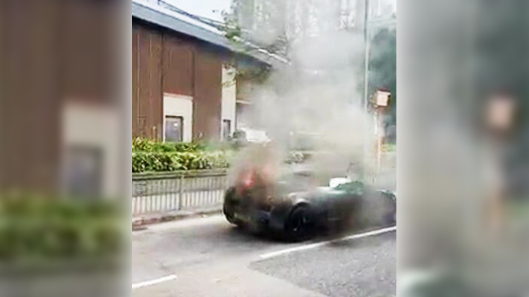 有片｜鯉魚門道一輛跑車突起火 司機及時逃生