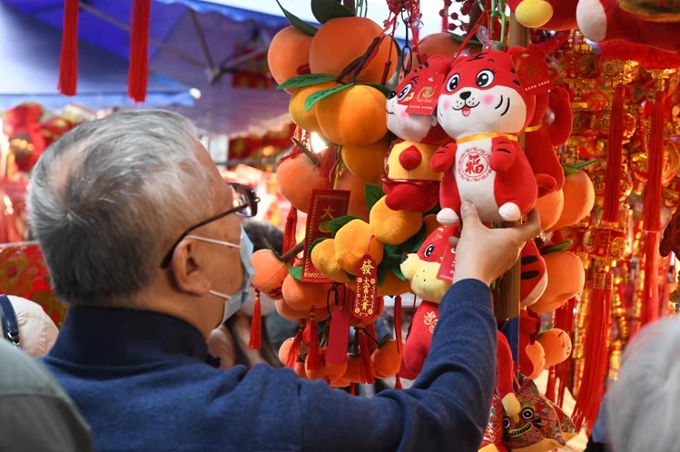 圖集 | 灣仔太原街新年氣氛及市民購年貨意欲不減