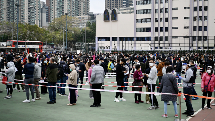 檢測需求大增 港府動員地區團體義工協助維持檢測站秩序