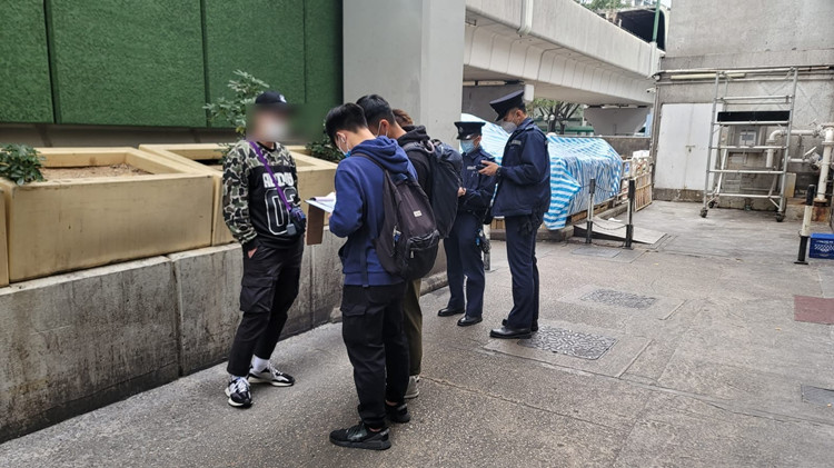 警葵涌打擊違防疫規例 23人「除罩」吸煙遭票控