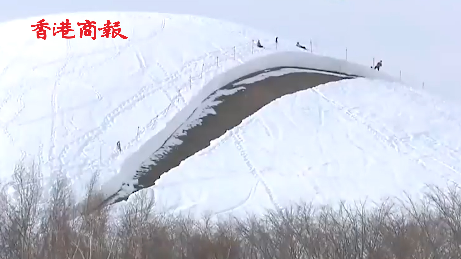 有片丨奇怪現象！日本北海道札幌知名雪山「裂開」了