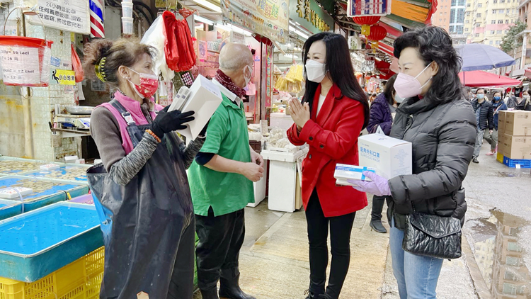 香港島婦女聯會走上街頭 向安老院和市民派發抗疫物資