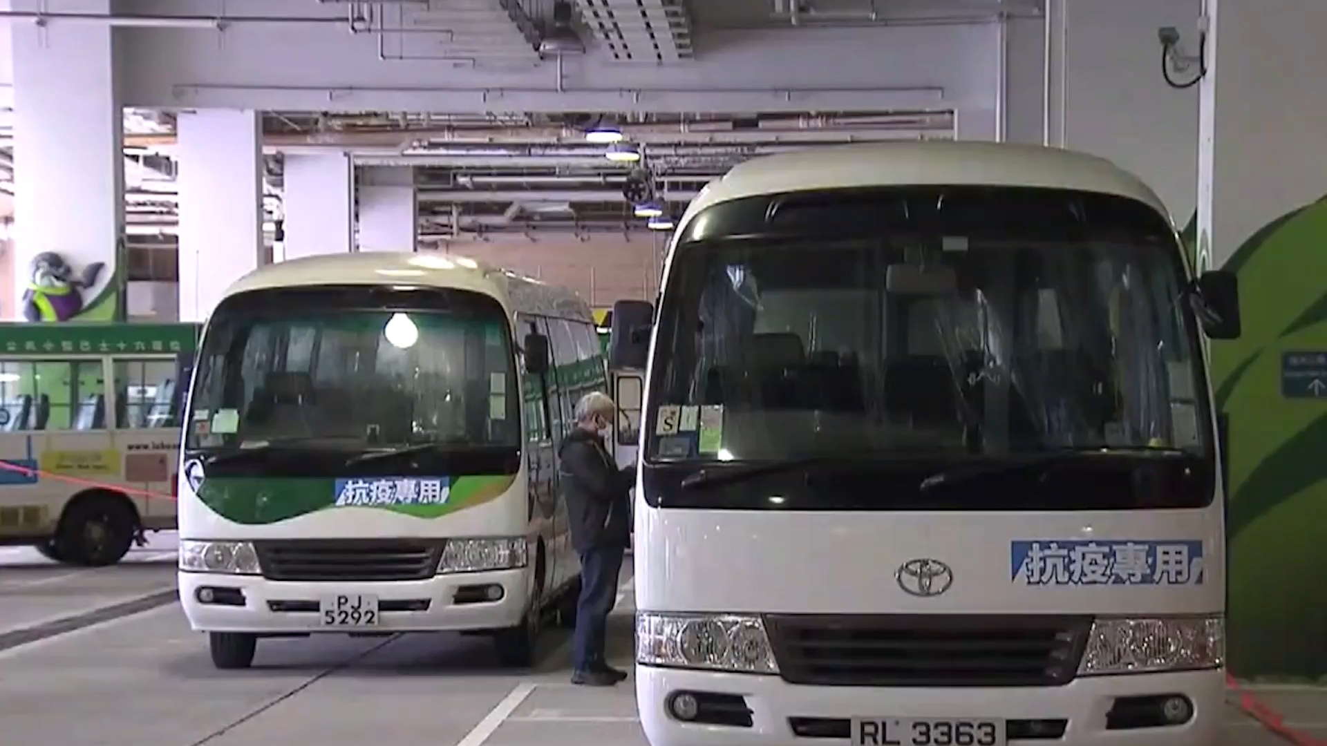 有片丨香港投入200輛巴士專送確診患者