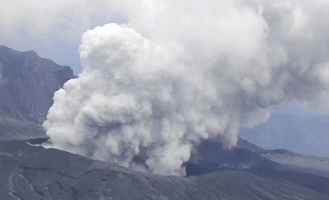 日本阿蘇火山活動增強：警戒等級升高 禁民眾入山