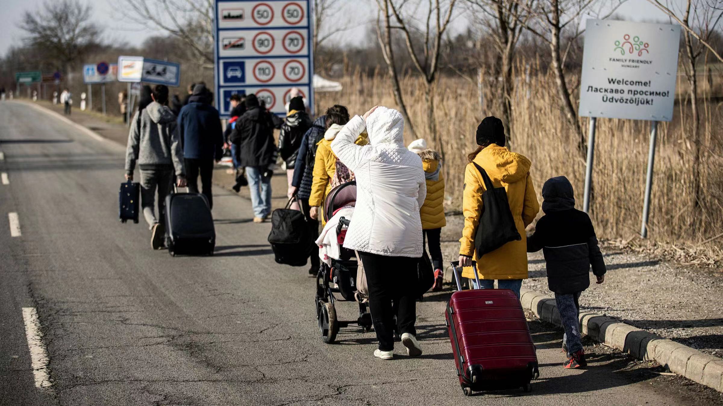 烏克蘭人湧往羅馬尼亞避難 衞星圖現6.4公里車龍