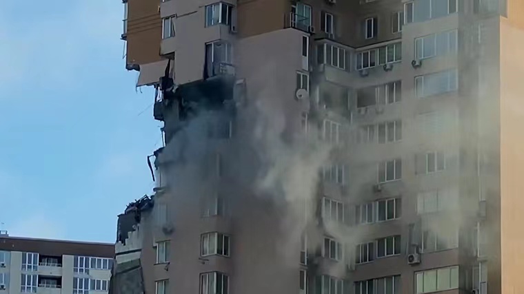 基輔住宅大樓遭導彈擊中 俄方稱系烏方導彈