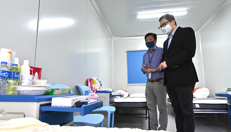 鄧炳強巡視青衣「方艙醫院」運作 譴責惡意抹黑抗疫工作