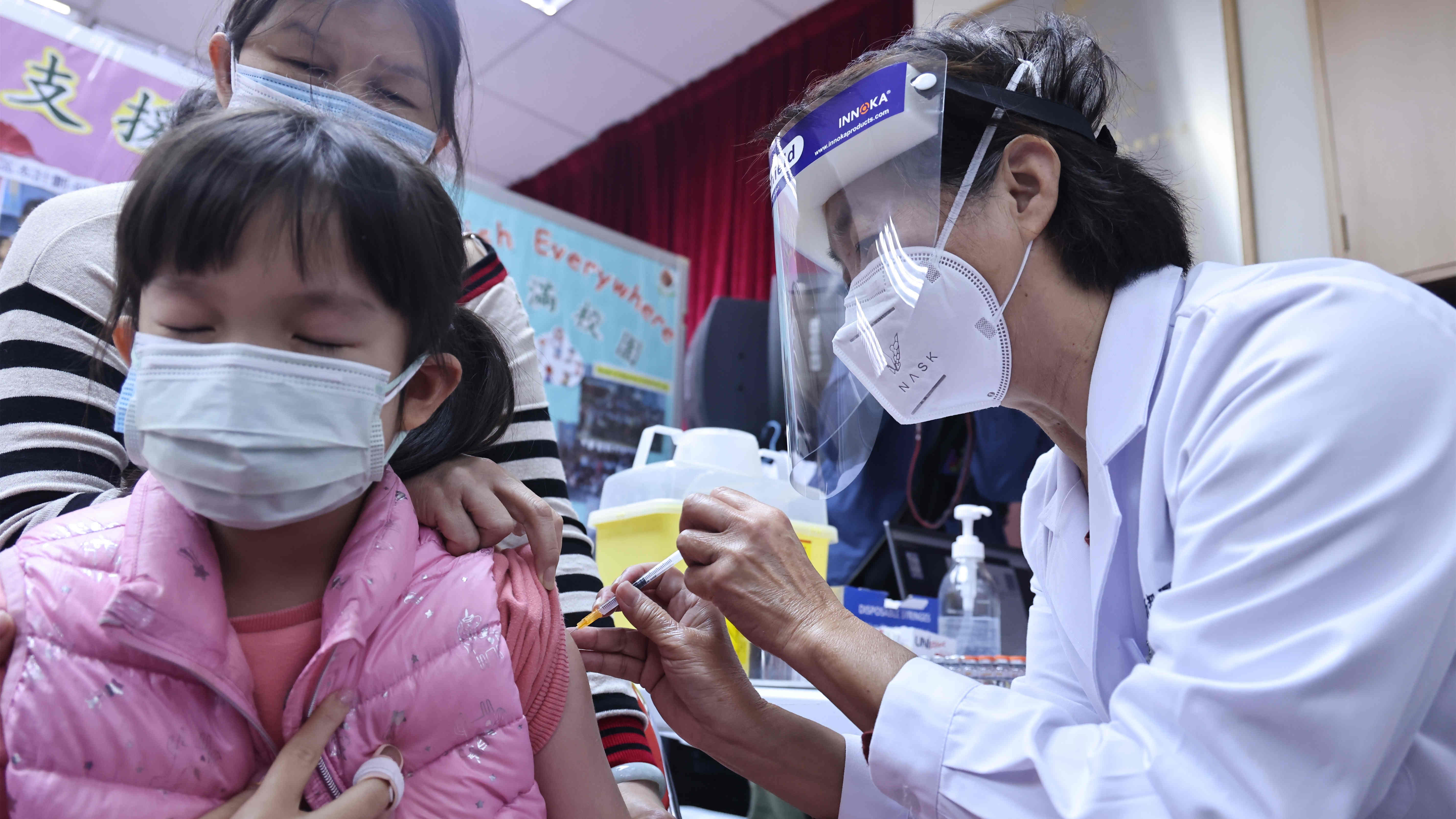圖集｜衝出「疫」境！本港家長帶幼童接種新冠疫苗