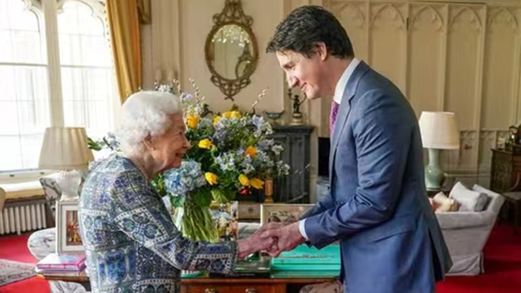 英女王染疫兩周後「復出」 接見加拿大總理