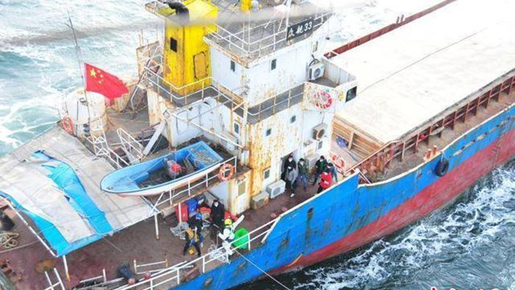 一貨船在遼寧大連海域失控  9名遇險船員全部獲救