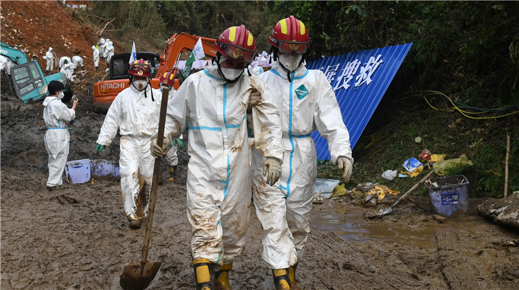 【東航墜機事故】大型機械進場挖掘 武警消防合力搜救搜索