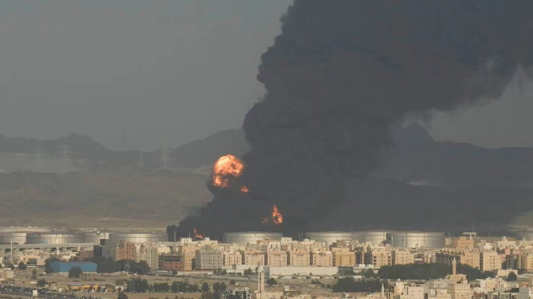 沙特吉達一油庫遭胡塞武裝導彈攻擊 無人傷亡