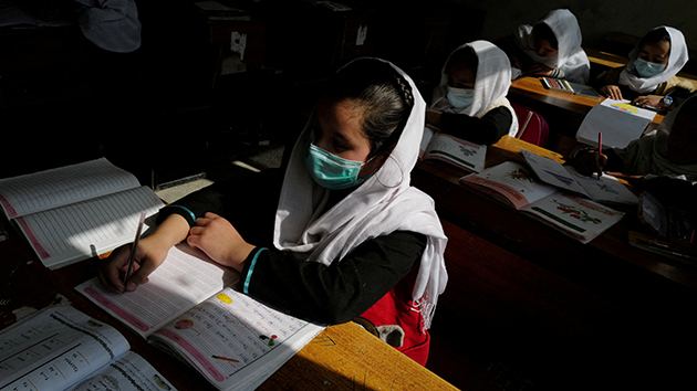 阿富汗女子中學被塔利班政府關閉 女學生上街抗議