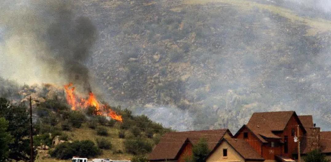 美國科羅拉多山火延燒200英畝 火災附近約8千戶家庭撤離