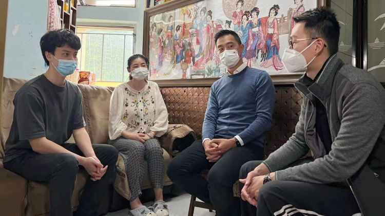 政青鄧灝康陳志豪到訪染疫康復家庭 交流經驗提供協助