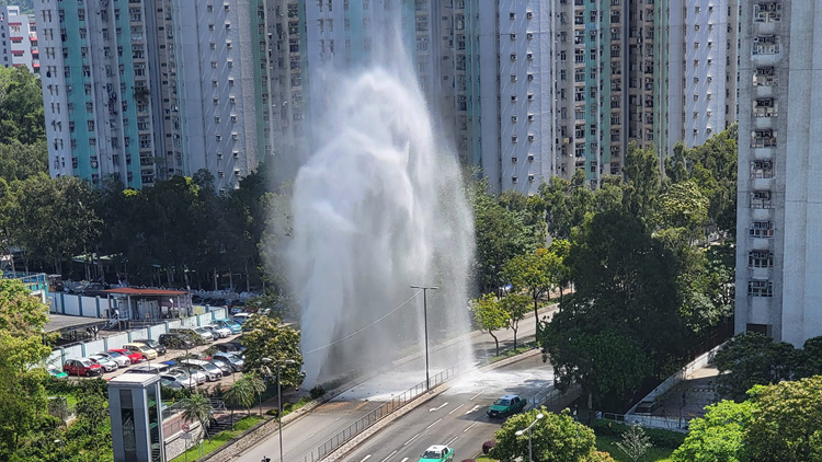 有片｜大埔怡雅苑對開水管爆裂 水柱高逾30米如巨型噴泉