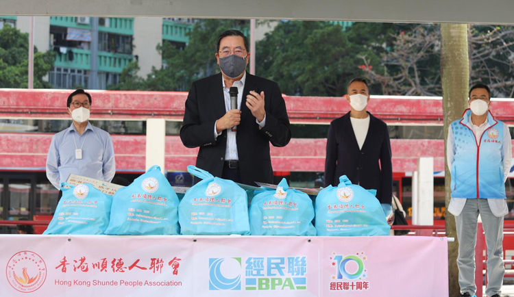 香港順德人聯會向經民聯捐贈防疫物資 梁君彥「打鐵趁熱」到愛民邨派給街坊