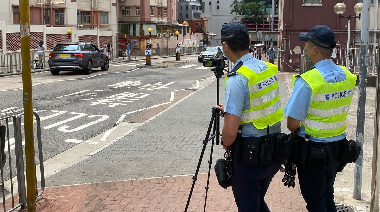  警西九龍打擊交通違例 票控30名司機拖走3車
